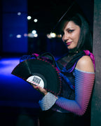 la vane wearing circo nero handbag