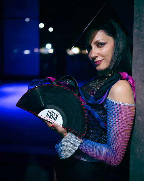 la vane wearing circo nero handbag